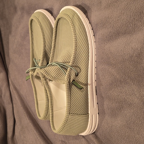 Green loafers like hey dudes in a womens 10 - Picture 2 of 3